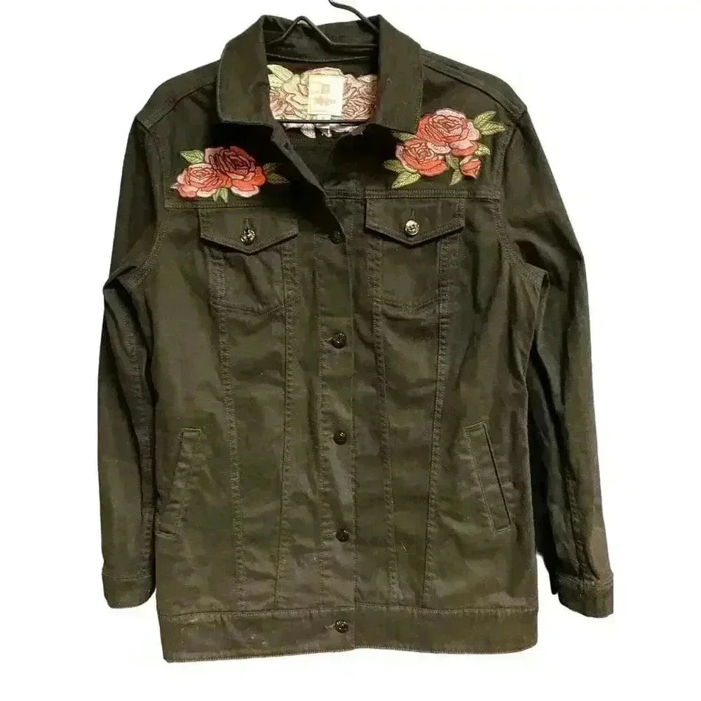 LULAROE WO
 SIZE MEDIUM‎ BLACK DENIM JACKET 


EMBROIDERED ROSE DESIGN POCKETS